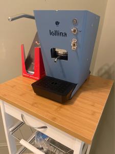 una máquina sobre una mesa de madera en Ammos Suite Sorrento Coast, en Castellammare di Stabia