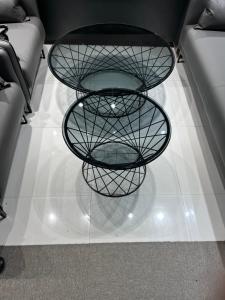 une étagère métallique sur un sol dans une voiture dans l'établissement LUXURIOUS ONE BEDROOM APARTMENTS IS DISTRICT 1, à Dubaï