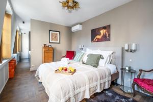 Un dormitorio con una cama con una cesta de fruta. en Ile Saint Louis & Direct River Views - CityApartmentStay en París