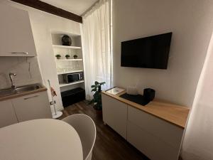 kuchnia z biurkiem i telewizorem na ścianie w obiekcie Residenza Castellazzo w mieście Ivrea +2 zdjęcia