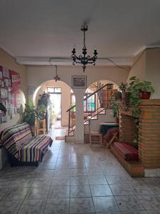 una sala de estar con 2 sofás y una lámpara de araña. en Spanish Friends en Sucre