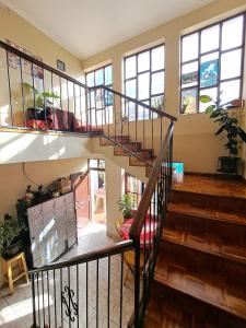 una escalera de caracol en una habitación con ventanas en Spanish Friends, en Sucre