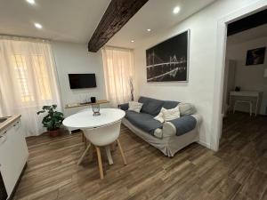 salon z kanapą i stołem w obiekcie Residenza Castellazzo w mieście Ivrea