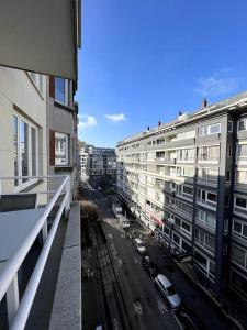 vista su una strada della città da un edificio di L'escapade Cathédrale - Plein centre avec balcon a Liegi