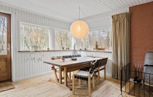 d'une salle à manger avec une table et quelques fenêtres. dans l'établissement 3 Bedroom Awesome Home In Frederiksvrk, à Frederiksværk