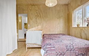 En eller flere senge i et værelse på 3 Bedroom Awesome Home In Frederiksvrk