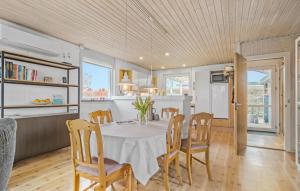 Η κουζίνα ή μικρή κουζίνα στο 3 Bedroom Lovely Home In Haderslev