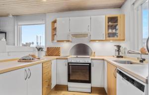 Η κουζίνα ή μικρή κουζίνα στο 3 Bedroom Lovely Home In Haderslev
