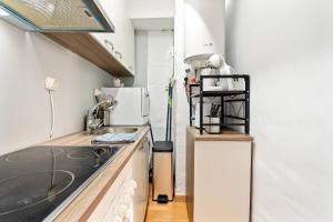una cucina con lavandino e piano di lavoro di Apartamento WELCS PDA-128-cerca del mar a Platja  d'Aro