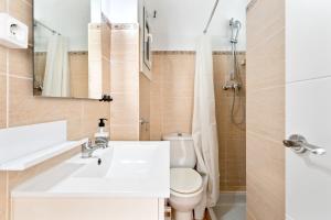 La salle de bains est pourvue d'un lavabo blanc et de toilettes. dans l'établissement Apartamento WELCS PDA-128-cerca del mar, à Platja d'Aro
