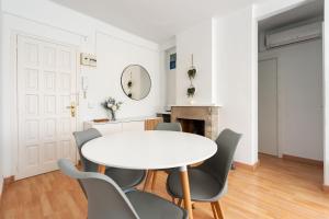 - une salle à manger blanche avec une table et des chaises blanches dans l'établissement Apartamento WELCS PDA-128-cerca del mar, à Platja d'Aro