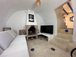 uma sala de estar com lareira e televisão em Escapada mágica en El Carmen em Aigues