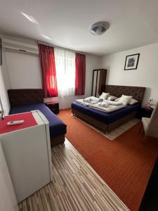 um quarto de hotel com uma cama e um sofá em Guest House Nana em Mostar