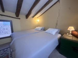 2 camas individuales en una habitación con ventana en Escapada mágica en El Carmen, en Aigües