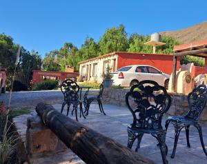 un grupo de sillas sentadas en un patio en Hostería Plaza Chica Tilcara, en Tilcara