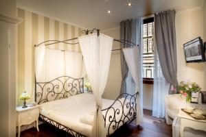 una camera con letto a baldacchino e finestra di Il Terrazzino sulla Cattedrale a Firenze