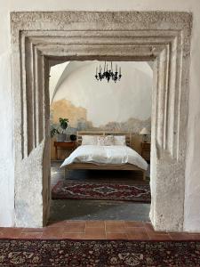 een slaapkamer met een bed en een kroonluchter bij Central house with private garden in Kutná Hora