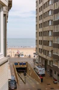 Blick auf den Strand, ein Gebäude und ein Gebäude in der Unterkunft ruim appartement aan zee in Ostende