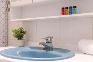 ein blaues Waschbecken im Bad mit in der Unterkunft ruim appartement aan zee in Ostende