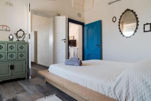 - une chambre avec un lit et une porte bleue dans l'établissement Casa vacanza - Kora Home, à Ostuni