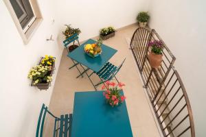 - une vue sur une table et des chaises avec des fleurs dans l'établissement Casa vacanza - Kora Home, à Ostuni