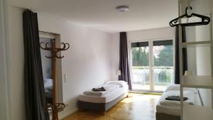 Habitación con espejo, cama y ventana en Haus mit Garten bei Wien en Langenzersdorf