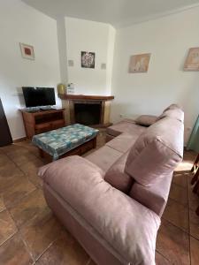 sala de estar con sofá y mesa en Chalet Piscina Privada Urbanización Roche Viejo, en Conil de la Frontera