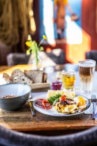 une table avec une plaque de nourriture sur une table dans l'établissement Nyvågar Rorbuhotell - by Classic Norway Hotels, à Kabelvåg