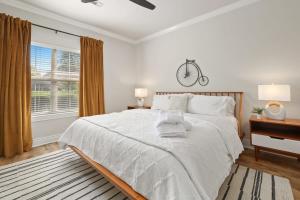 Un dormitorio con una cama y un escritorio con una bicicleta en la pared en Poolside Place-Game Room-MTB-Friendly, en Bentonville 38 fotos más