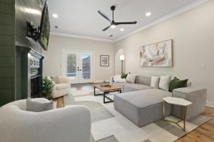 Una sala de estar con un sofá y una chimenea. en Poolside Place-Game Room-MTB-Friendly, en Bentonville