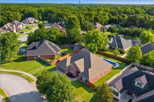 una vista aérea de una casa en una subdivisión en Poolside Place-Game Room-MTB-Friendly, en Bentonville
