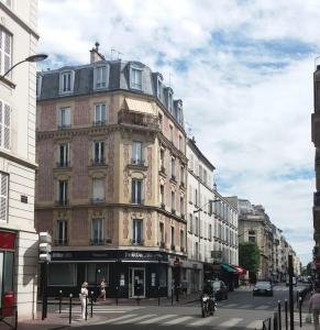 un edificio alto en una calle de la ciudad con en Large and cosy, Paris-Ouest, en Levallois-Perret