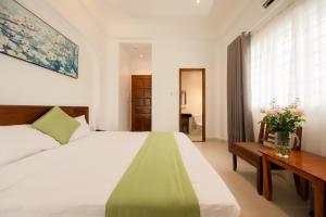 Postel nebo postele na pokoji v ubytování Ngọc Châu Hotel