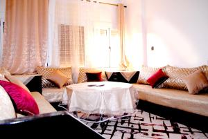 Posezení v ubytování Airport Apartment - Fully Equipped & Air Conditioned, Close to Airport
