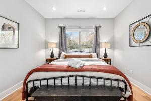 Ένα ή περισσότερα κρεβάτια σε δωμάτιο στο Porte Orange-Modern Home-1 mi from DT Fayetteville