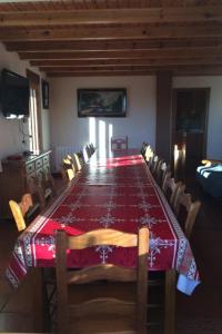 ein Esszimmer mit einem langen Tisch und Stühlen in der Unterkunft Casa Rural Roblegordo in Rabanera del Pinar