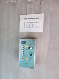 einen Lichtschalter an einer Wand mit einem Schild in der Unterkunft Pronájem dřevěného mobilheimu Štít in Chlumec nad Cidlinou