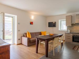 uma sala de estar com uma mesa e um sofá em Apartment Casa Rosalba by Interhome em Riva