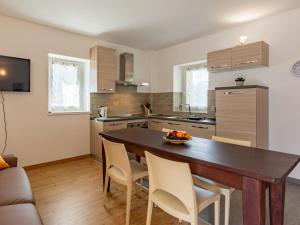 uma cozinha com mesa e cadeiras num quarto em Apartment Casa Rosalba by Interhome em Riva
