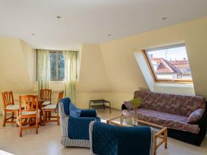 uma sala de estar com um sofá e cadeiras em Apartment Edificio Bahia II by Interhome em Miño