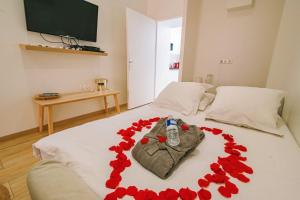 Posteľ alebo postele v izbe v ubytovaní Spa appartement O temps suspendu Reims centre sauna et jacuzzi