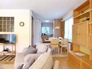 een woonkamer met een bank en een tafel bij Holiday Home Salzhubelweg by Interhome in Goldswil