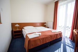 Rúm í herbergi á Főnix Hotel