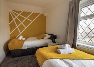 Tempat tidur dalam kamar di Immaculate 2-Bed Duplex Apartment in Leeds