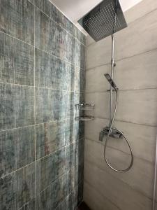 une douche avec pommeau de douche dans une salle de bain dans l'établissement Ta' Pinu Spa Suite - Luxury Heritage Living, à Żebbuġ 34 autres photos