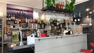 bar z dużą ilością butelek alkoholu w obiekcie Residence Alessandra w mieście Domaso