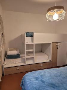 Ein Etagenbett oder Etagenbetten in einem Zimmer der Unterkunft Casa Mia Tranquillo e accogliente