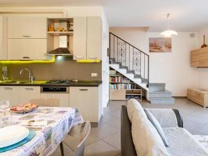 kuchnia i jadalnia ze stołem w obiekcie Holiday Home Carmen by Interhome w mieście Brissago Valtravaglia +20 zdjęć