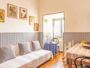 RezzonicoにあるApartment Gaetano by Interhomeのソファとテーブルのあるリビングルーム