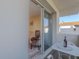 Μπαλκόνι ή βεράντα στο Apartment Moulin des Gardes by Interhome